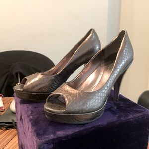 GUC Kenneth Cole Reaction Grey Peep Show Heels Snakeskin Embossed